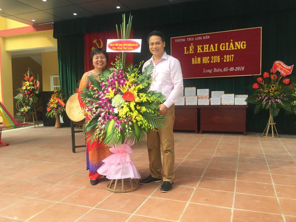 Ông Ngô Xuân Sinh PCT phường LB tặng hoa cho nhà trường.jpg